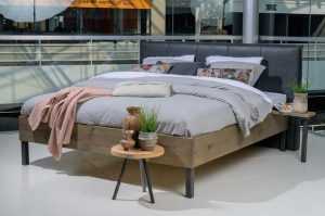 Home Prachtig eiken bed met robuuste uitstraling en harmonieus ontwerp, geschikt voor diverse interieurs en showrooms