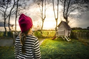 Home Schaduwdoek gespannen boven terras voor effectieve zonbescherming en verkoeling in de tuin