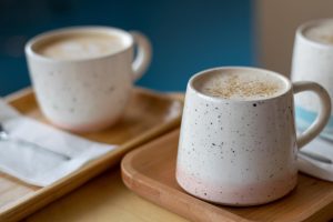 Home Moderne koffiebekers in verschillende materialen als onderdeel van kantoorinrichting met stijlvol design