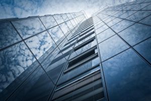 Home Glas op maat in moderne woning toont dubbel glas raam met energiezuinige isolatie