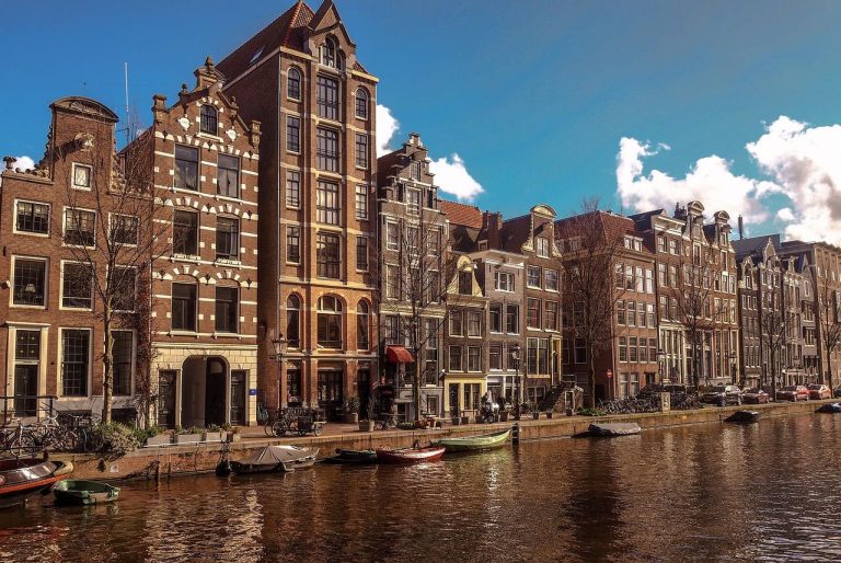 Home Touringcar huren in Amsterdam voor groepsvervoer naar Volendam en reizen in Nederland en Duitsland